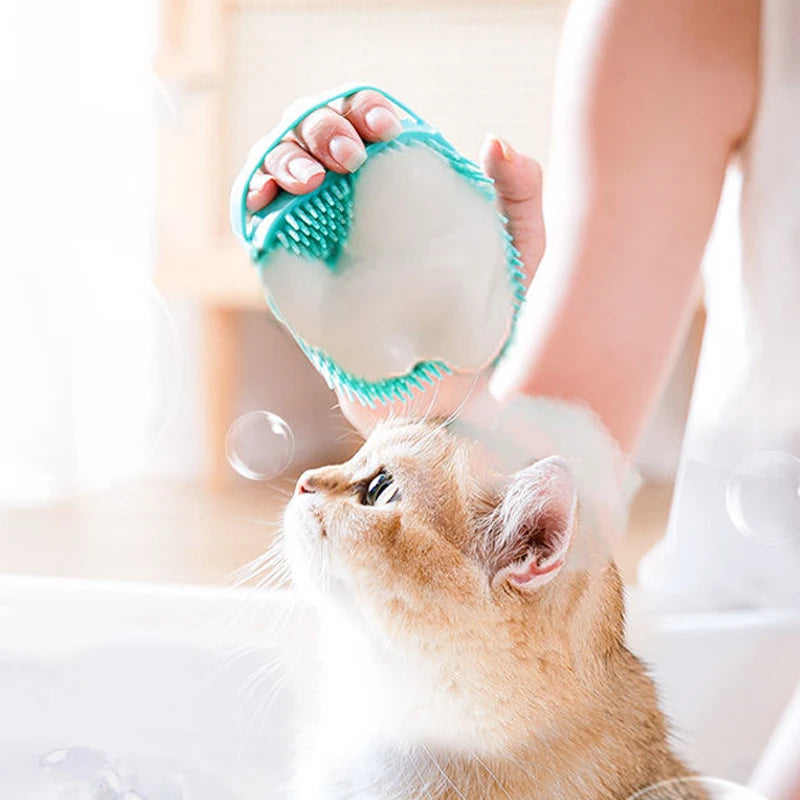 Brosse de Bain Massante en Silicone pour Chien & Chat – Étrille avec Réservoir Distributeur de Shampoing Intégré