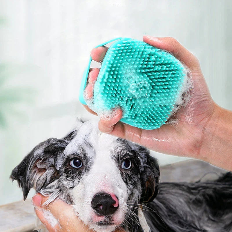 Brosse de Bain Massante en Silicone pour Chien & Chat – Étrille avec Réservoir Distributeur de Shampoing Intégré
